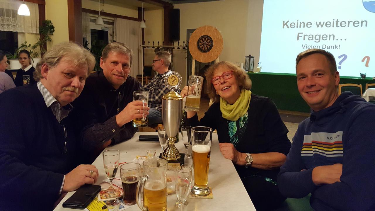 20211228 Bild Dorfquiz Siegerteam am Tisch