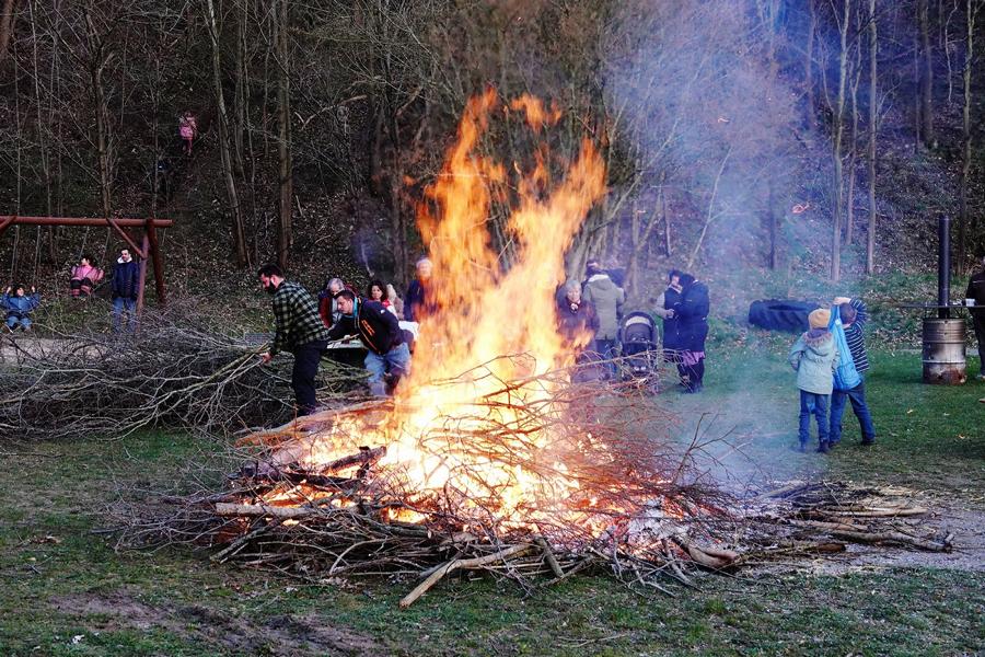 10 Für viele Stunden war Osterfeuerholz vorhanden