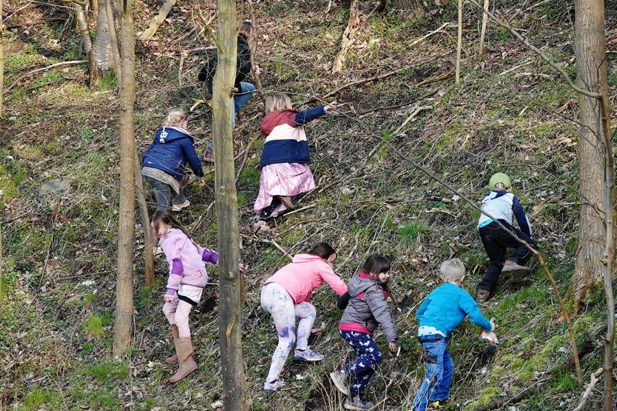 4 Behende erklimmen die Eiersuchenden die Hänge