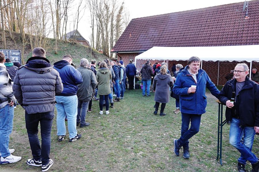 9 Lange Schlange am Pommes und Grillstand