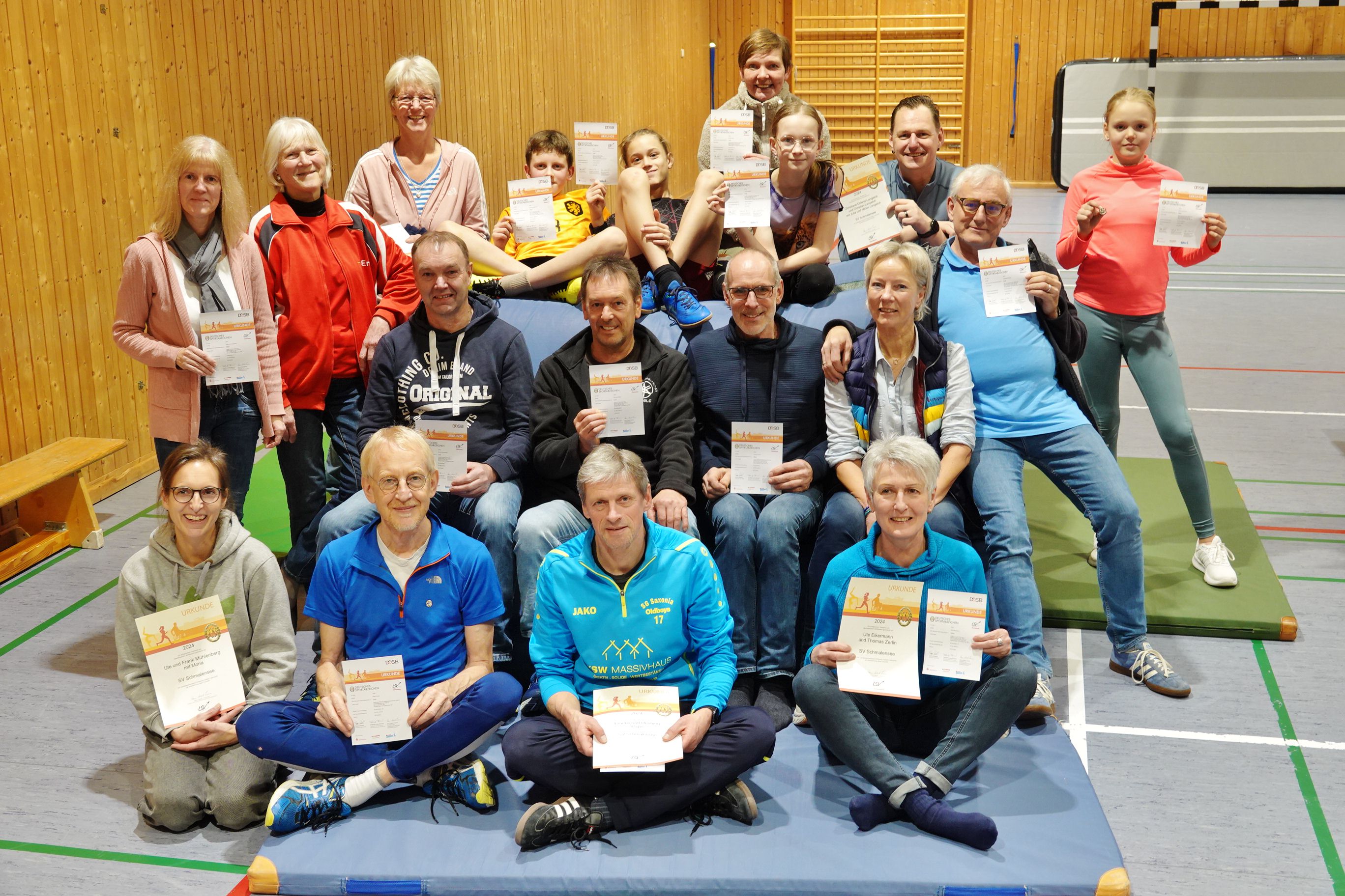 Die stolzen Sportabzeichenträgrinnen und träger 2024 im SVS
