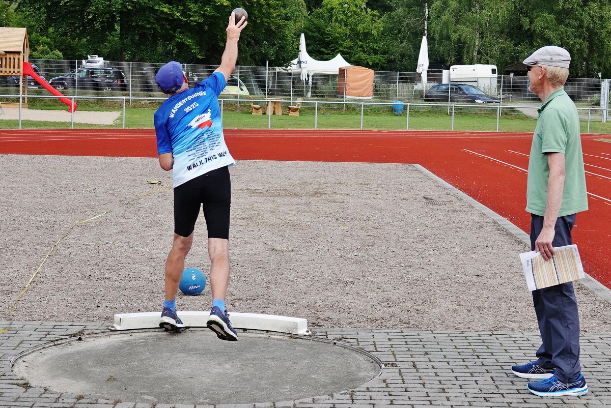 2 Kugelstoßen unter Peter Kruses strengem Blick