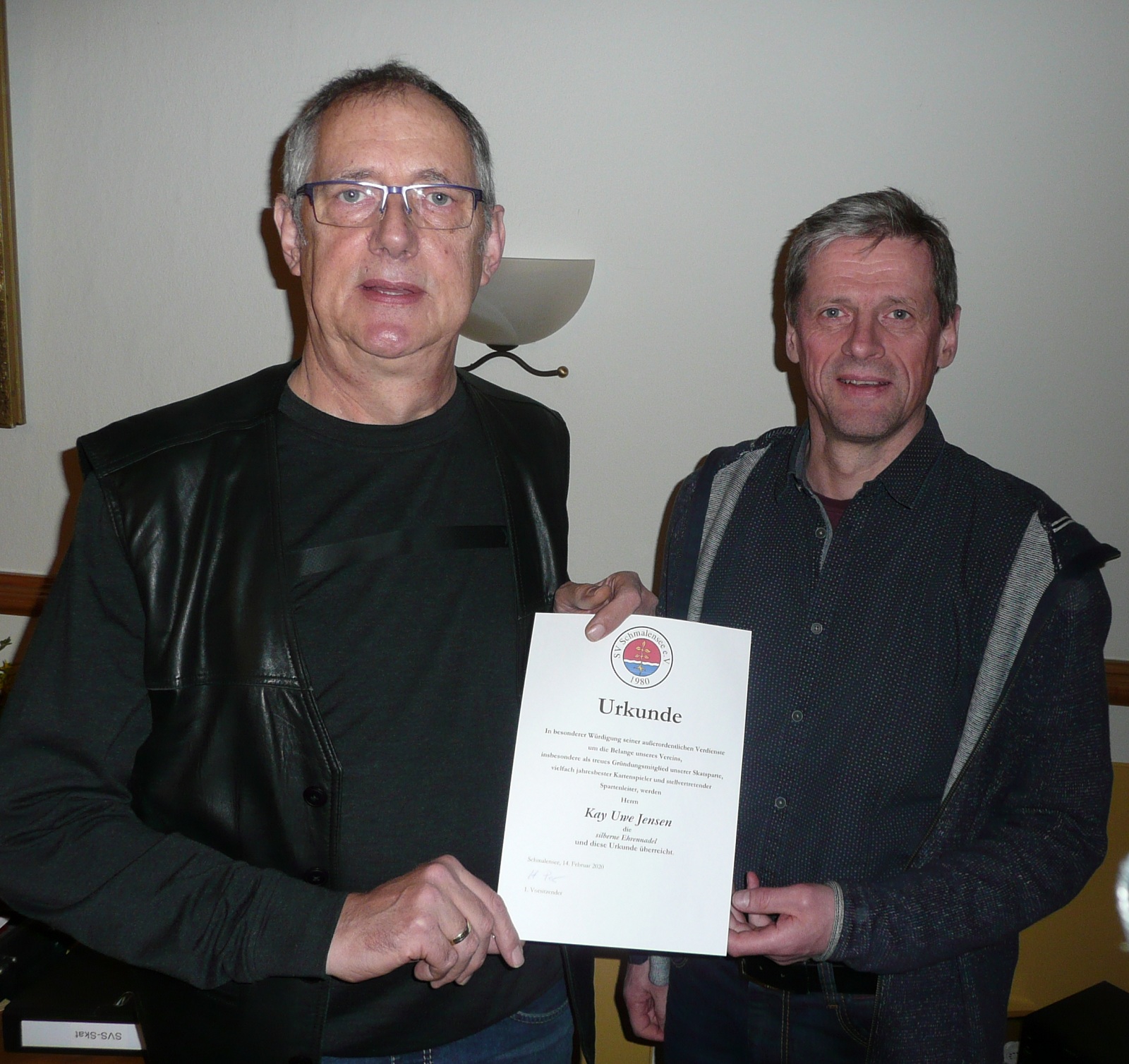 Kay Uwe Jensen erhielt von Henning Pape die Silberne Ehrennadel des SV Schmalensee