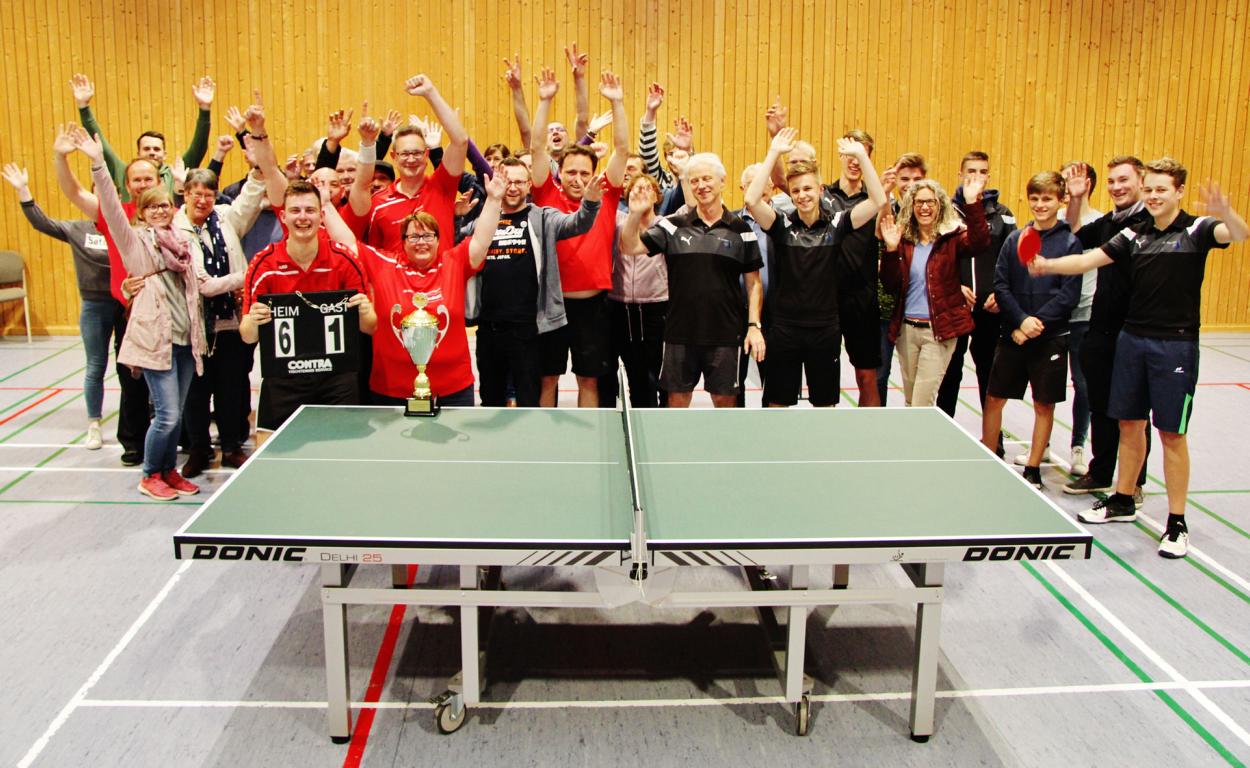 Pokalgewinner mit Zuschauern und Finalgegnern