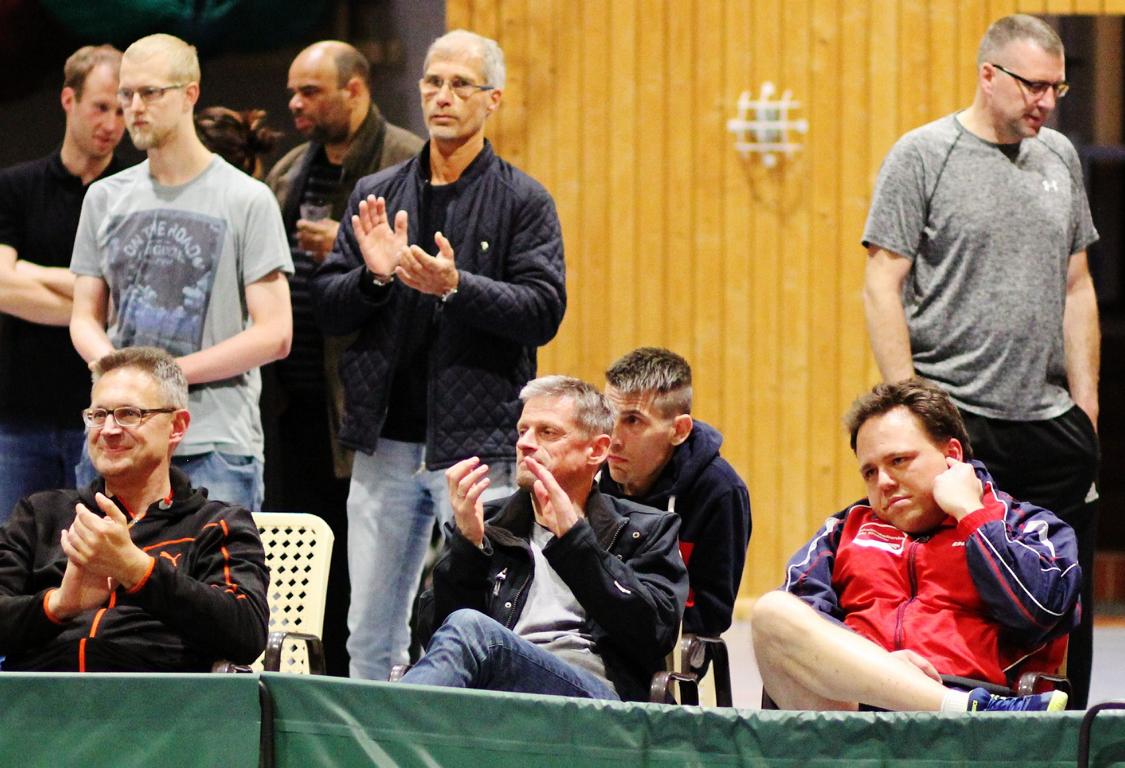 Spieler und Publikum des SVS